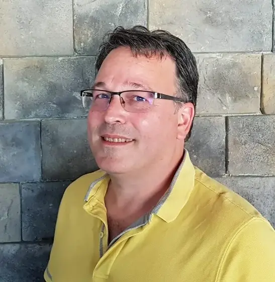 Portret van John Klok, docent wis- en scheikunde bij Studiekern